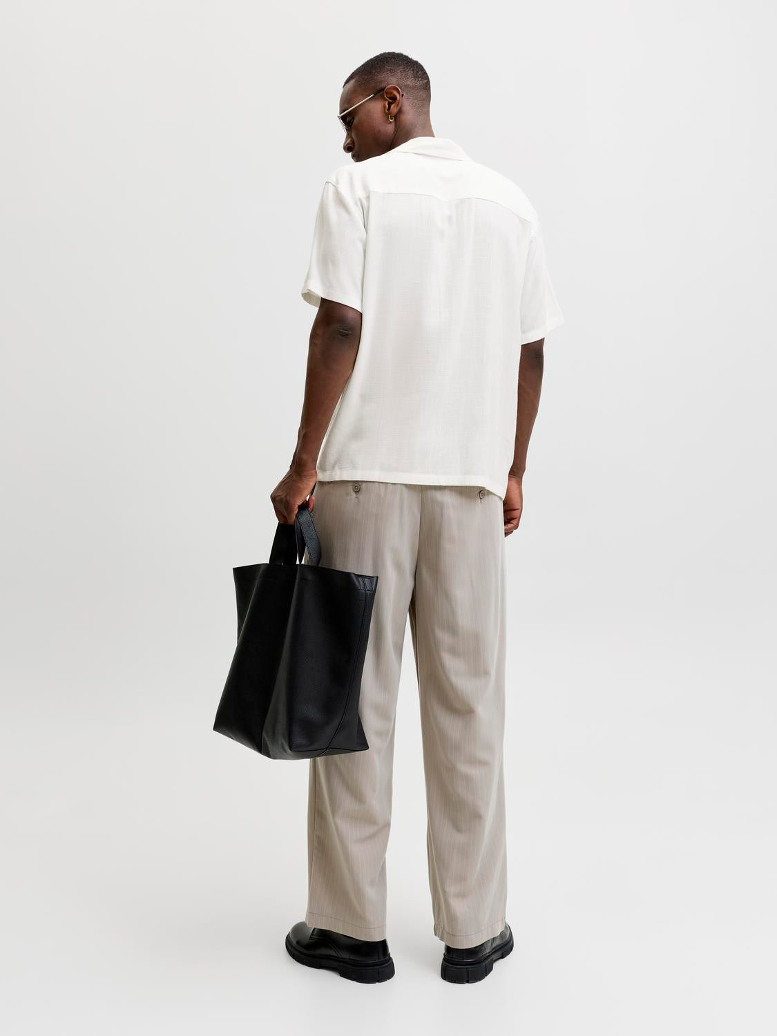 model_shot-back